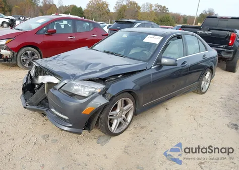 2011 Mercedes-Benz C 300 Sport z USA, uszkodzony, nr VIN WDDGF5EB5BA503921